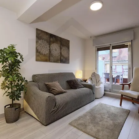Apartamento Atico Quintana I - Con Terraza, Vistas A La Ciudad, En El Centro, Con Wifi Y Garaje *