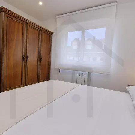 ático Quintana I - Con Terraza, Vistas A La Ciudad, En El Centro, Con Wifi Y Garaje *