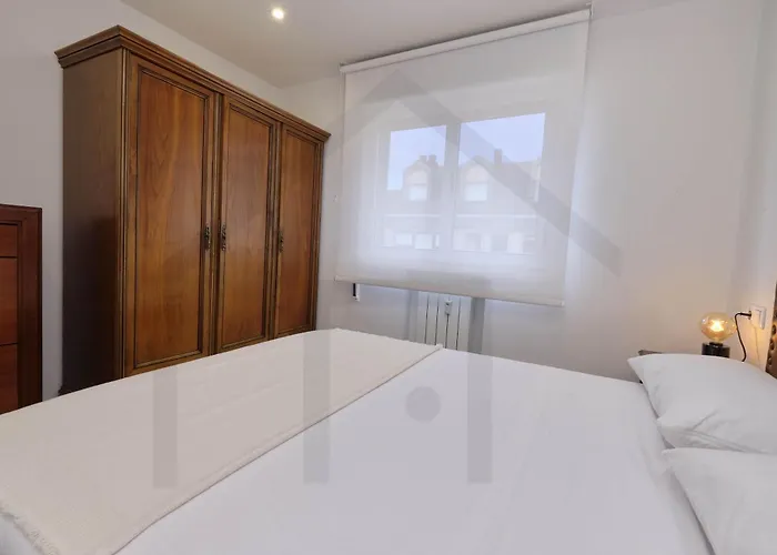 Atico Quintana I - Con Terraza, Vistas A La Ciudad, En El Centro, Con Wifi Y Garaje *